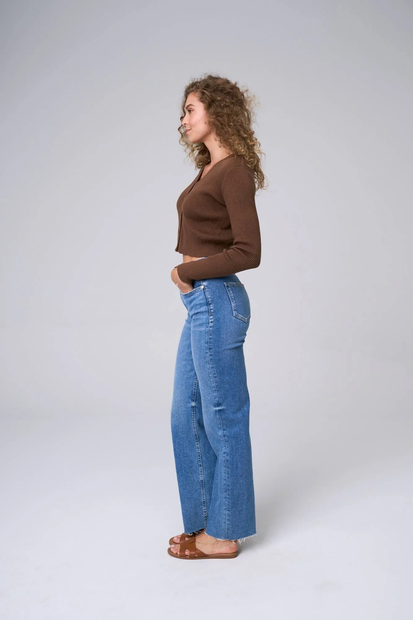 MID RISE WIDE STRAIGHT JEANS WITH SCISSOR CUT HEM